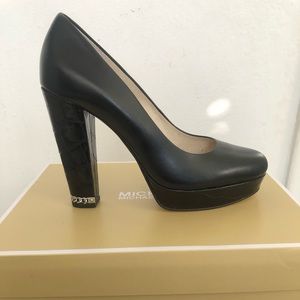 MICHAEL KORS SABRINA PUMP
